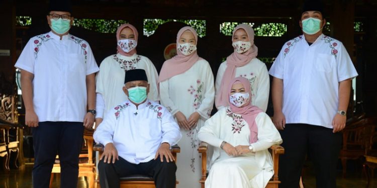 Gubernur Gorontalo Rusli Habibie saat melakukan sesi foto bersama istri dan anak-anaknya dalam rangka momentum Hari Raya Idul Fitri 1442 H,  beberapa waktu lalu di kediaman pribadi gubernur.  (Dok. Kominfo)