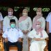 Gubernur Gorontalo Rusli Habibie saat melakukan sesi foto bersama istri dan anak-anaknya dalam rangka momentum Hari Raya Idul Fitri 1442 H,  beberapa waktu lalu di kediaman pribadi gubernur.  (Dok. Kominfo)