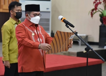 Wali Kota Gorontalo, Marten Taha, saat memimpin upacara peringatan Harkitnas tingkat Kota Gorontalo yang dilaksanakan secara terbatas, Kamis (20/5/2021). (Diskominfo)