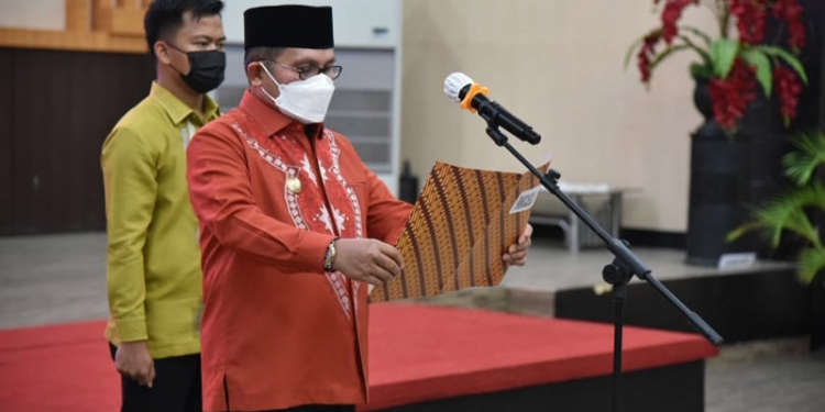 Wali Kota Gorontalo, Marten Taha, saat memimpin upacara peringatan Harkitnas tingkat Kota Gorontalo yang dilaksanakan secara terbatas, Kamis (20/5/2021). (Diskominfo)