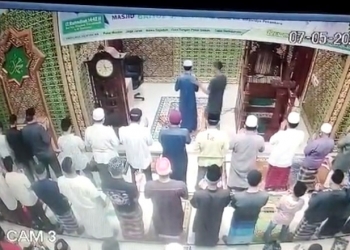 Cuplikan rekaman CCTV yang memperlihatkan aksi Deni Iriawan menepuk lalu kemudian menampar imam yang sedang memimpin salat subuh.(istimewa)