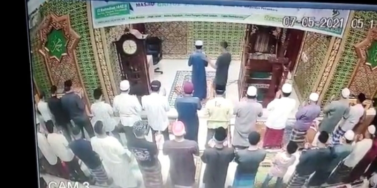 Cuplikan rekaman CCTV yang memperlihatkan aksi Deni Iriawan menepuk lalu kemudian menampar imam yang sedang memimpin salat subuh.(istimewa)