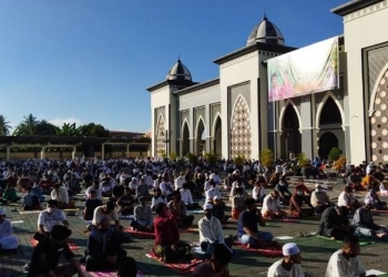 Penerapan protokol kesehatan berupa pengaturan jarak antar jemaah di Masjid Baiturrahman Limboto dalam pelaksanaan salat Idulfitri 1442 H, Kamis (15/5/2021)