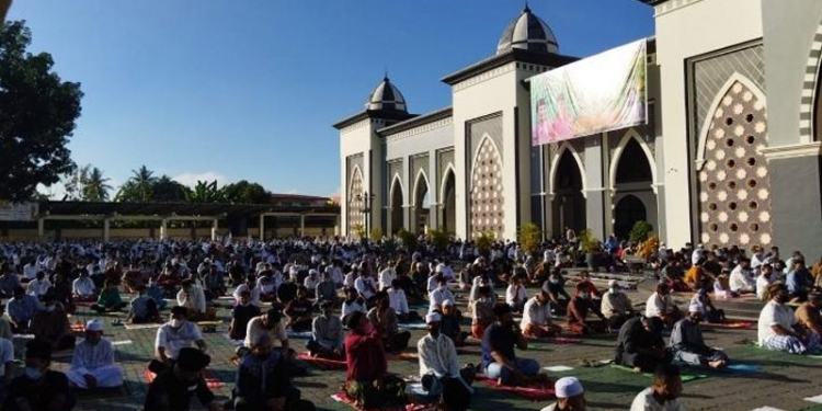 Penerapan protokol kesehatan berupa pengaturan jarak antar jemaah di Masjid Baiturrahman Limboto dalam pelaksanaan salat Idulfitri 1442 H, Kamis (15/5/2021)