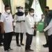 Bupati Gorontalo Nelson Pomalingo saat melakukan penyerahan Surat Keputusan (SK) kepada salah satu Tenaga Kontrak Tahap III. (Humas Kominfo Kabupaten Gorontalo)