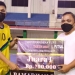Wakil Bupati Gorontalo Hendra S Hemeto saat menyerahkan hadiah kepada salah satu juara dalam pertandingan Futsal Liga Ramadhan Cup 1. (Istimewa)