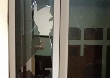 Kaca salah satu pintu ruangan di dalam gedung DPRD Pohuwato pecah akibat setelah menjadi sasaran kemarahan oknum staf ahli DPRD Pohuwato. (Azhar/gopos)