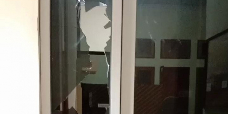 Kaca salah satu pintu ruangan di dalam gedung DPRD Pohuwato pecah akibat setelah menjadi sasaran kemarahan oknum staf ahli DPRD Pohuwato. (Azhar/gopos)