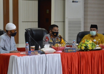 Kapolda Gorontalo, Irjen Pol. Akhmad Wiyagus (tengah) dengan Kakanwil Kemenag Provinsi Gorontalo, Syafrudin Baderung, saat melaksanakan pertemuan untuk membahas masalah-masalah aktual keumatan dan keberagamaan bersama Ketua PW Rabithah Al Alawiyah Provinsi Gorontalo. (Humas Polda Gorontalo).