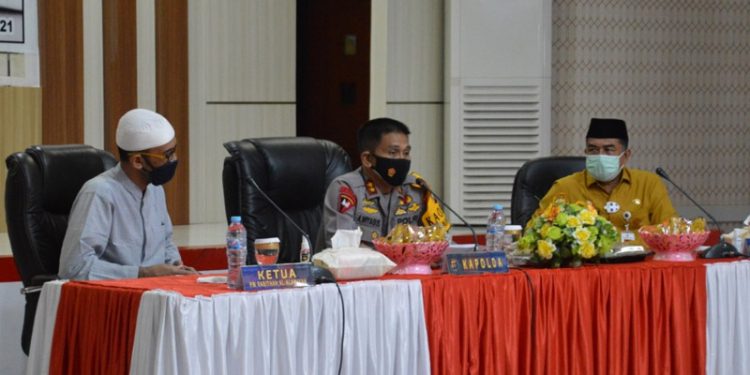 Kapolda Gorontalo, Irjen Pol. Akhmad Wiyagus (tengah) dengan Kakanwil Kemenag Provinsi Gorontalo, Syafrudin Baderung, saat melaksanakan pertemuan untuk membahas masalah-masalah aktual keumatan dan keberagamaan bersama Ketua PW Rabithah Al Alawiyah Provinsi Gorontalo. (Humas Polda Gorontalo).