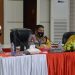 Kapolda Gorontalo, Irjen Pol. Akhmad Wiyagus (tengah) dengan Kakanwil Kemenag Provinsi Gorontalo, Syafrudin Baderung, saat melaksanakan pertemuan untuk membahas masalah-masalah aktual keumatan dan keberagamaan bersama Ketua PW Rabithah Al Alawiyah Provinsi Gorontalo. (Humas Polda Gorontalo).