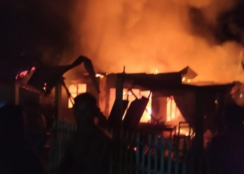 Kebakaran yang melanda rumah milik Laode Haris di Paguat, Pohuwato, Selasa (11/5/2021). (Istimewa)