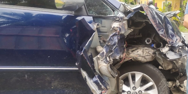 Toyota Innova serempet truk