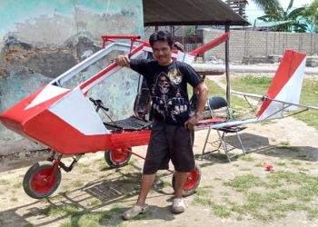 Montir di Desa Bulili merakit pesawat terbang
