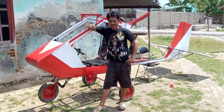 Montir di Desa Bulili merakit pesawat terbang
