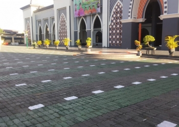 Pelaksanaan Sholat Ied - Kesiapan Halaman Masjid Agung Baiturrahman Limboto yang di buat berjarak untuk tetap dalam penanganan Protokol Kesehatan (Protkes). (Putra/Gopos)
