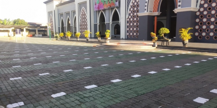 Pelaksanaan Sholat Ied - Kesiapan Halaman Masjid Agung Baiturrahman Limboto yang di buat berjarak untuk tetap dalam penanganan Protokol Kesehatan (Protkes). (Putra/Gopos)