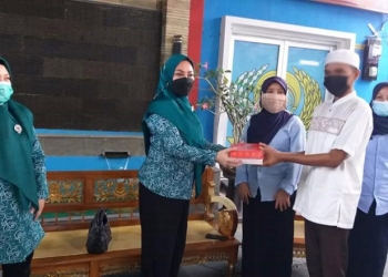 Wakil Ketua Tim Penggerak Pemberdayaan Kesejahteraan Keluarga (TP-PKK) Kabupaten Gorontalo, Fatrah Sunge saat memberikan makanan buka puasa kepada salah seorang anak di Lapas Anak Kota Gorontalo. (Istimewa).