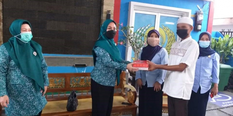 Wakil Ketua Tim Penggerak Pemberdayaan Kesejahteraan Keluarga (TP-PKK) Kabupaten Gorontalo, Fatrah Sunge saat memberikan makanan buka puasa kepada salah seorang anak di Lapas Anak Kota Gorontalo. (Istimewa).