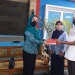 Wakil Ketua Tim Penggerak Pemberdayaan Kesejahteraan Keluarga (TP-PKK) Kabupaten Gorontalo, Fatrah Sunge saat memberikan makanan buka puasa kepada salah seorang anak di Lapas Anak Kota Gorontalo. (Istimewa).
