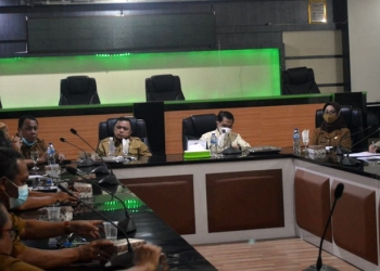 Bupati Gorontalo Nelson Pomalingo bersama Wakil Bupati Hendra S Hemeto dan jajaran Pemerintah Daerah Kabupaten Gorontalo melaksanakan Rapat Pembahasan PMKK di Ruang Madani Kantor Bupati Gorontalo, Senin (31/5/2021). (Putra/Gopos).