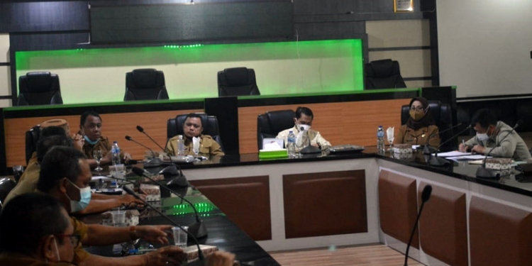 Bupati Gorontalo Nelson Pomalingo bersama Wakil Bupati Hendra S Hemeto dan jajaran Pemerintah Daerah Kabupaten Gorontalo melaksanakan Rapat Pembahasan PMKK di Ruang Madani Kantor Bupati Gorontalo, Senin (31/5/2021). (Putra/Gopos).
