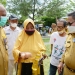 Gubernur Gorontalo Rusli Habibie bersama Wali Kota Gorontalo Marten Taha saat menyapa salah seorang masyarakat yang membeli di pasar murah yang kembali dilaksanakan oleh Pemprov Gorontalo khusus untuk maysarakat di Kota Tengah, Kota Gorontalo, Senin (10/5/2021). (Foto – Salman/Humas Pemprov)