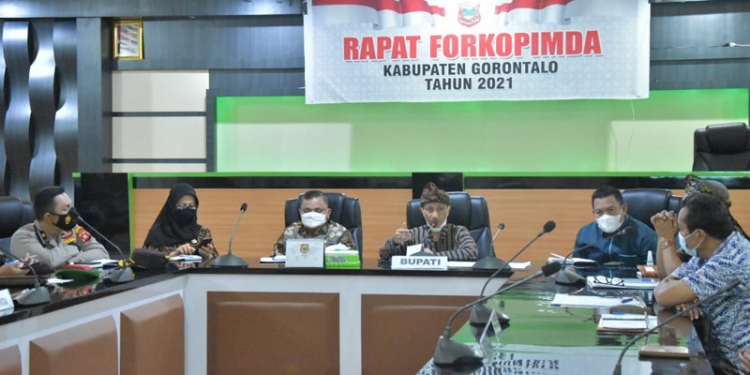 Bupati Gorontalo Nelson Pomalingo berserta jajaran saat melaksanakan Rapat Forum Komunikasi Pimpinan Daerah (Forkopinda) Kabupaten Gorontalo. (Putra Gopos)