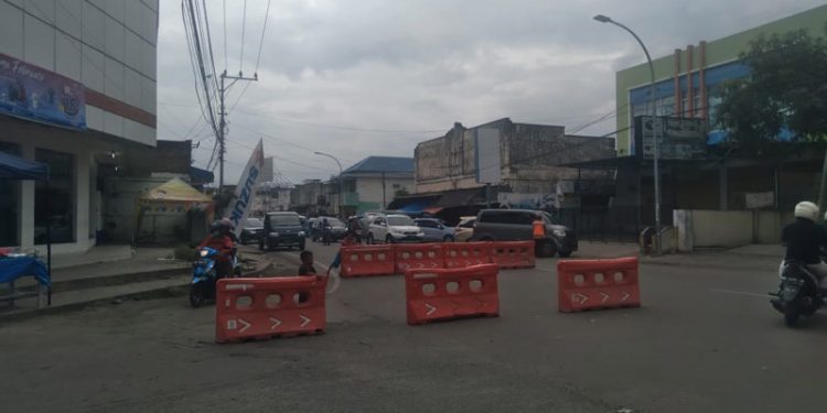 Penutupan sebagian akses jalan di kawasan pertokoan Kota Gorontalo. (ramlan/gopos)