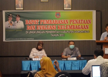 Sekretaris Daerah Hadijah U Tayeb saat menghadiri kegiatan pembahasan penataan dan evaluasi kelembagaan oleh tim penataan dan evaluasi kelembagaan pemerintah daerah Tahun 2021, di Hotel Magna, Jum'at (7/5/2021). (Putra Gopos)