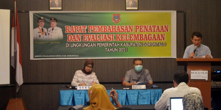 Sekretaris Daerah Hadijah U Tayeb saat menghadiri kegiatan pembahasan penataan dan evaluasi kelembagaan oleh tim penataan dan evaluasi kelembagaan pemerintah daerah Tahun 2021, di Hotel Magna, Jum'at (7/5/2021). (Putra Gopos)