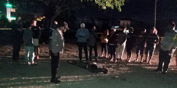 Petugas Polsek Kota Utara, Kota Gorontalo melakukan olah TKP peristiwa penikaman yang terjadi di kompoleks eks Terminal Andalas, Kota Gorontalo. (istimewa)