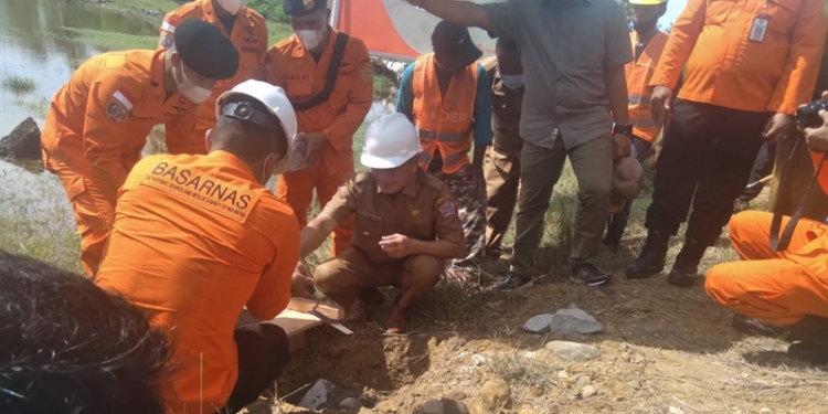 Bupati Pohuwato, Saipul Mbuinga, melakukan peletakan batu pertama pembangunan Pos SAR Basarnas di Pohuwato.