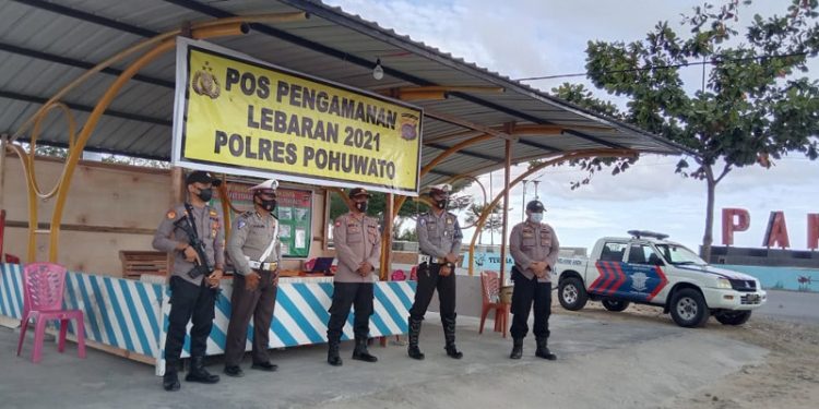 Salah satu posko pengamanan lebaran 2021 Polres Pohuwato yang berada di Pantai Pohon Cinta.(Azhar/Gopos).