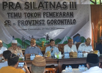 Nelson Pomalingo saat melaksanakan kegiatan Pra Silatnas III di rumah pribadinya, Desa Tuladenggi, Kecamatan Telaga Biru, Sabtu (29/5/2021). (Putra/Gopos).