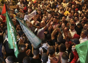 Rakyat Palestina berkumpul menyambut kesepakatan gencatan senjata. (twitter)