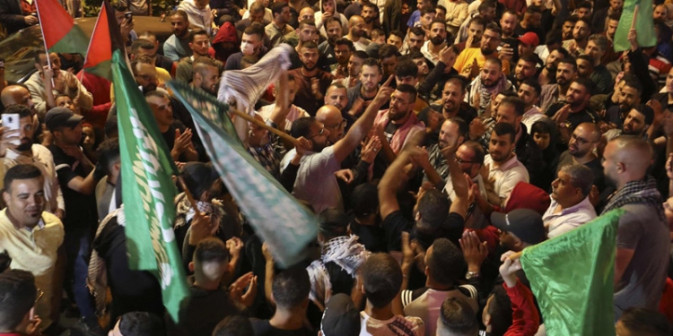 Rakyat Palestina berkumpul menyambut kesepakatan gencatan senjata. (twitter)