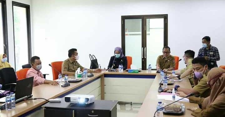 Wakil Bupati Bone Bolango Merlan S.Uloli, didampingi Kepala Badan Keuangan dan Pendapatan Daerah, serta Kepala Dinas Pariwisata dan Ekonomi Kreatif Bone Bolango, saat memimpin rapat bersama Pemerintah Kecamatan Kabila Bone, Pengelola Objek Wisata serta Tokoh Masyarakat Kabila Bone tentang pemberlakuan retribusi masuk objek wisata. (Foto: Istimewa)