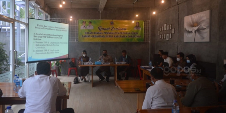 Suasana Rapat Kajian Tim Pelaksana Tambahan Penghasilan Pegawai (TPP) di Lingkungan Pemerintah Kabupaten Gorontalo, yang berlangsung di Rumah Makan Pino's Kota Gorontalo, Jum'at (21/5/2021). (Putra Gopos)
