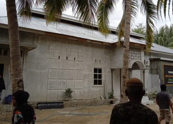 Proses penutupan sementara surau Jamaah Tarekat Naqsyabandiyah Al-khalidiyah Kecamatan Paguat, Kabupaten Pohuwato.(Azhar/Gopos)