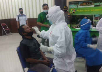 Suasana Pelaksanaan Tes Antigen Kepada beberapa undangan saat hendak memasuki Ruang Madani, untuk mengikuti Pelantikan Kepala Desa. (Putra/Gopos).