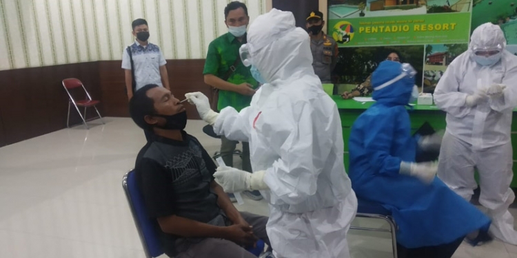 Suasana Pelaksanaan Tes Antigen Kepada beberapa undangan saat hendak memasuki Ruang Madani, untuk mengikuti Pelantikan Kepala Desa. (Putra/Gopos).