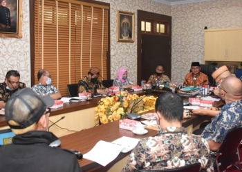 UMKM - Wali Kota Gorontalo, Marten Taha bersama Tim Pelaksana Digitalisasi UMKM di Ruang Kerja Wali Kota Gorontalo, Jum'at (21/5/2021). Foto (Diskominfo Kota Gorontalo)
