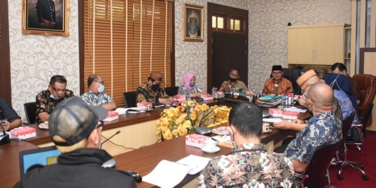 UMKM - Wali Kota Gorontalo, Marten Taha bersama Tim Pelaksana Digitalisasi UMKM di Ruang Kerja Wali Kota Gorontalo, Jum'at (21/5/2021). Foto (Diskominfo Kota Gorontalo)