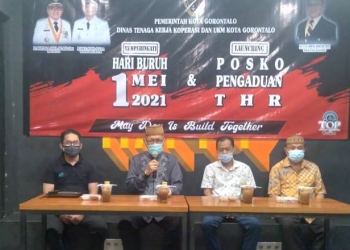 Kepala Dinas Tenaga Kerja Koperasi dan UKM Kota Gorontalo, Nikson Rahman saat membuka posko pengaduan THR, secara resmi. Sabtu, (1/5/2021). (foto/ramlan/gopos).