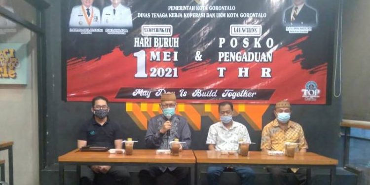 Kepala Dinas Tenaga Kerja Koperasi dan UKM Kota Gorontalo, Nikson Rahman saat membuka posko pengaduan THR, secara resmi. Sabtu, (1/5/2021). (foto/ramlan/gopos).
