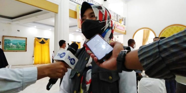 Kepala Dinas Kesehatan Provinsi Gorontalo, dr. Yana Yanti Suleman diwawancarai awak media saat Gebyar Vaksinasi Lansia, Rabu (19/5/2021) (sari/gopos)