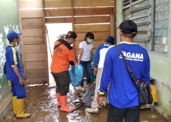 BANJIR - Tim Tagana bersama warga membersihkan sisa material banjir di pemukiman warga, Rabu (19/5/2021) (ramlan/gopos)