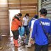 BANJIR - Tim Tagana bersama warga membersihkan sisa material banjir di pemukiman warga, Rabu (19/5/2021) (ramlan/gopos)