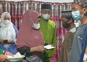 Wakil Bupati Pohuwato, Suharsi Igrisa, saat menyerahkan bantuan uang tunai kepada 100 orang Yatim Piatu, Rabu (26/5/2021). (foto/hms).